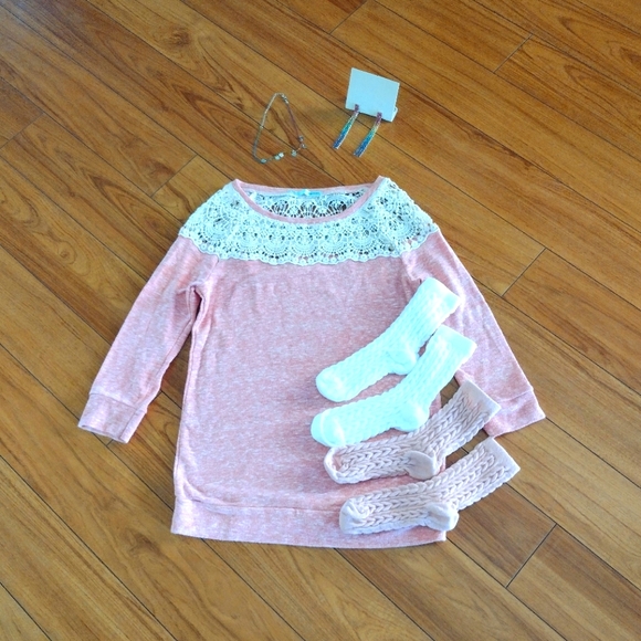 NEW 🧦& Beautiful pink and white and cream sweater shirt with earrings & choker - Picture 1 of 16